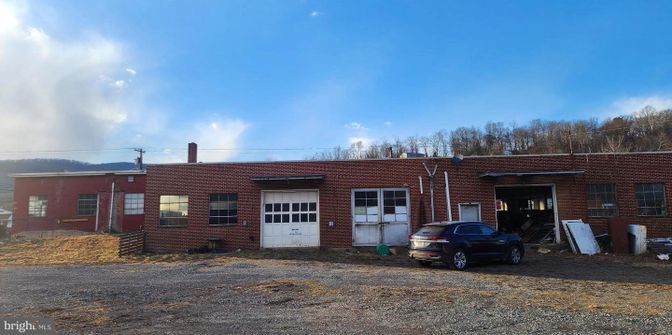 Attached, Exterior, Facade, Brick Facade, None