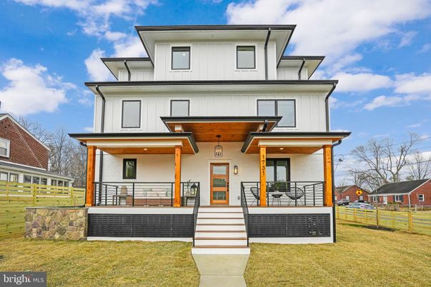 Exterior, Facade, Modern
