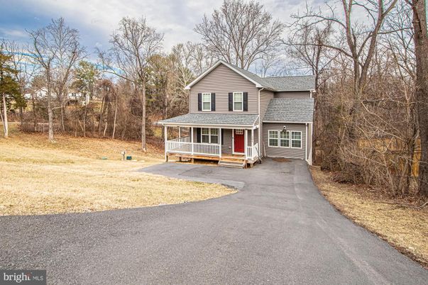Backyard, Exterior, Facade, Split Level