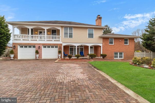 Attached, Exterior, Facade, Brick Facade, Georgian