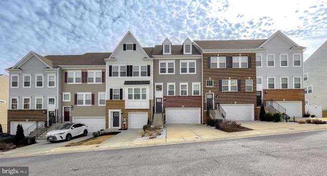 Attached, Exterior, Facade, Rowhouse