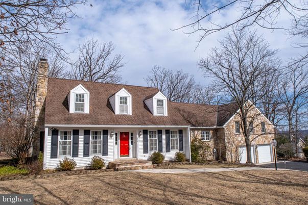 Attached, Exterior, Facade, Cape Cod