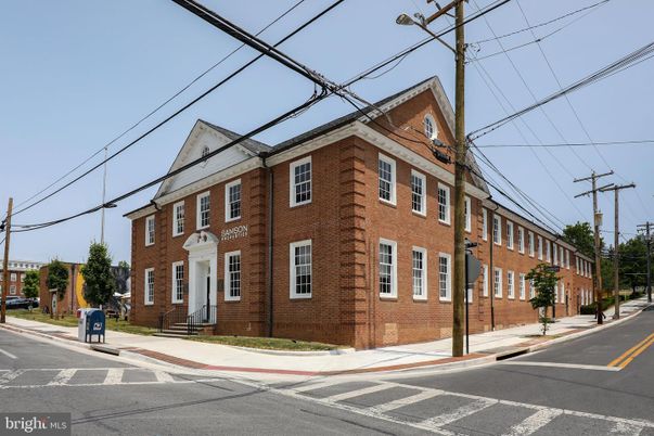 Exterior, Facade, Brick Facade, Georgian