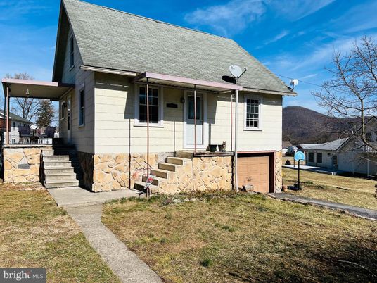Attached, Exterior, Facade, Cape Cod