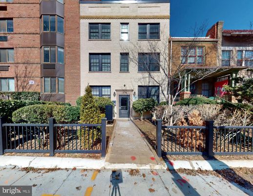 Exterior, Facade, Rowhouse