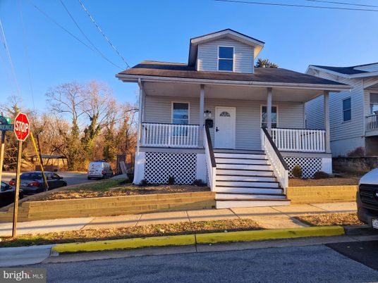 Exterior, Facade, American Foursquare
