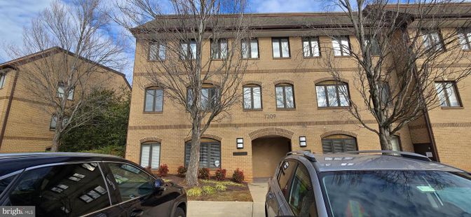 Exterior, Facade, Brick Facade, Rowhouse