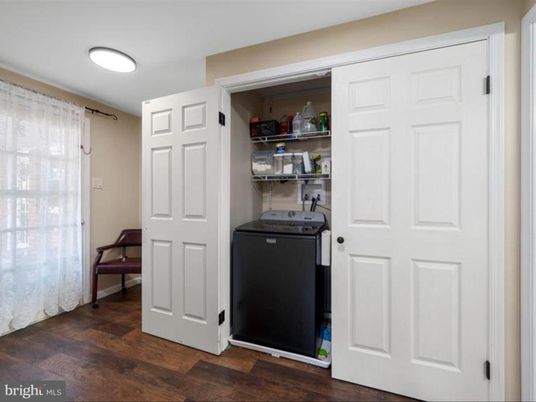 Interior, Washer, Wood Texture Flooring
