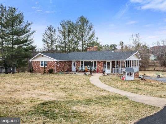 Backyard, Exterior, Facade, Brick Facade, Ranch