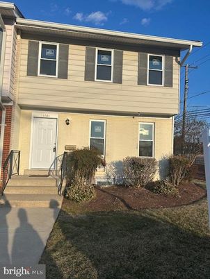 Attached, Exterior, Facade, Raised Ranch