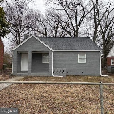 Exterior, Facade, Brick Facade, Ranch