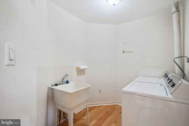 Interior, Washer, Wood Texture Flooring