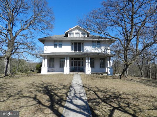 Exterior, Facade, American Foursquare