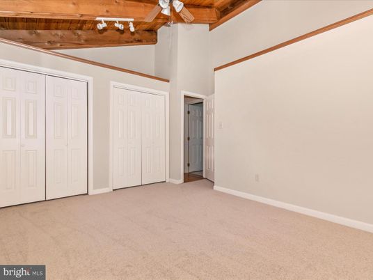 Empty room, Interior, Wooden Beams, Wooden Ceilings