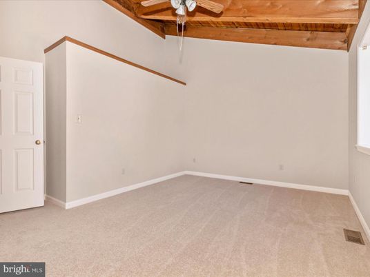 Empty room, Interior, Wooden Beams, Wooden Ceilings