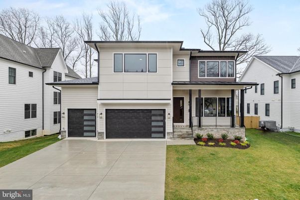 Attached, Exterior, Facade, Farmhouse