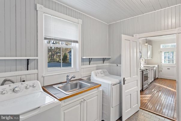Interior, Pendant Lights, Utility Closets, Washer, Wood Texture Flooring