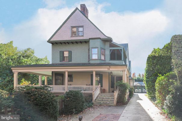 Exterior, Facade, Queen Anne Victorian