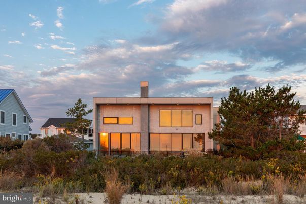 Exterior, Facade, Modern
