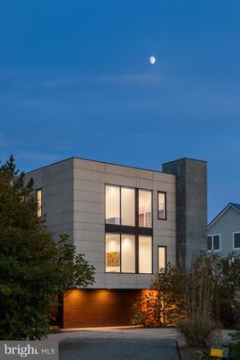 Exterior, Facade, Modern