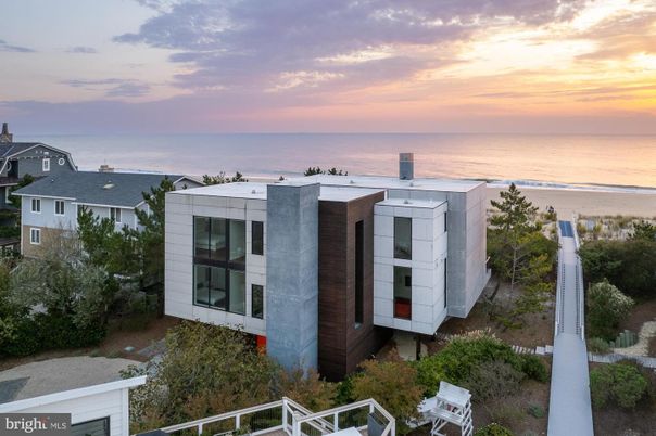 Exterior, Facade, Water, Modern