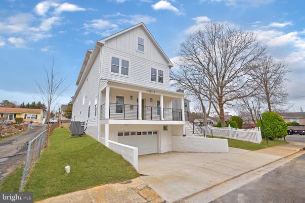 Attached, Exterior, Facade, Farmhouse