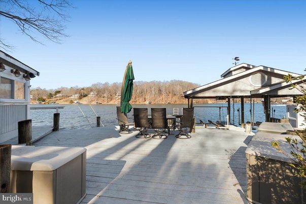 Exterior, Lake
