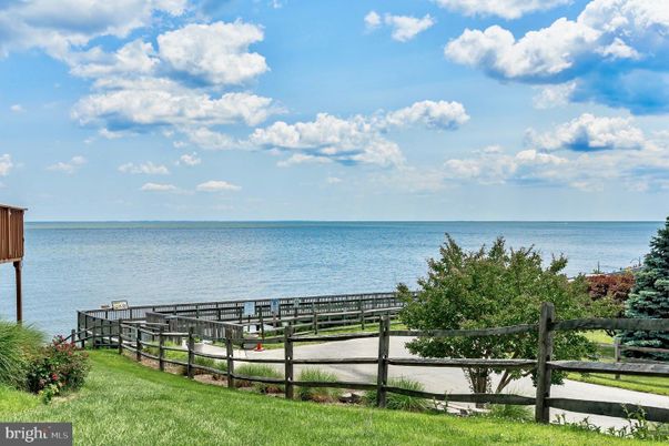Exterior, Lake