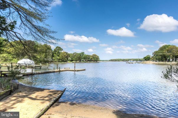 Exterior, Lake