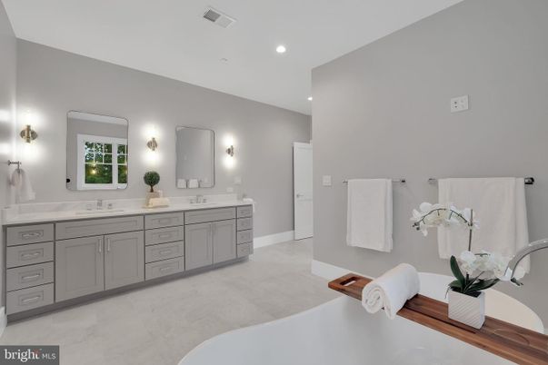 Bathroom, Dual Sink Vanities, Interior, Recessed Lighting