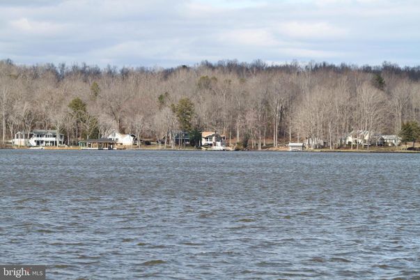 Exterior, Lake