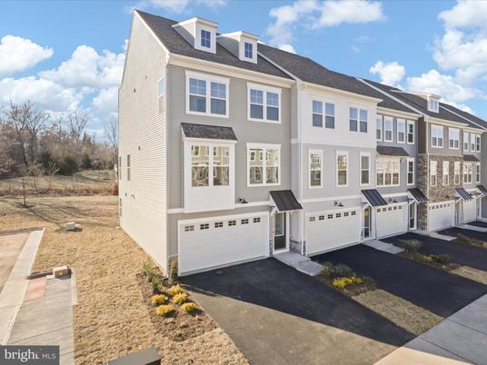 Attached, Exterior, Facade, Rowhouse