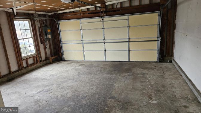 Garage, Interior, Wooden Beams