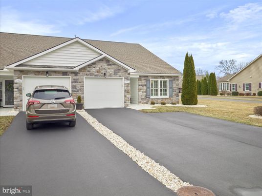Attached, Exterior, Facade, Ranch