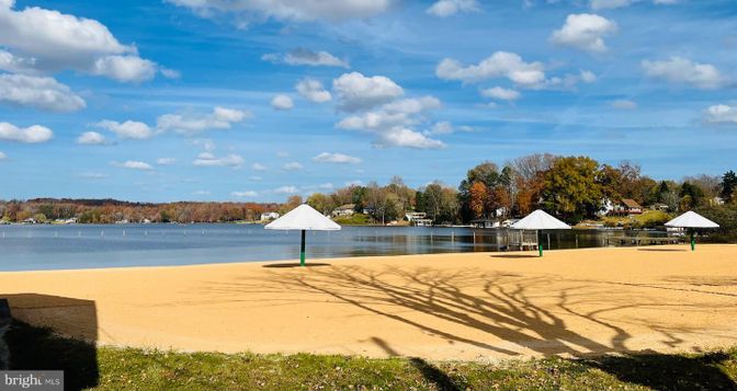 Exterior, Lake