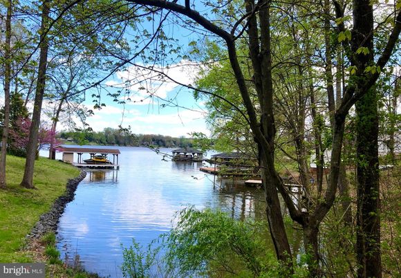 Exterior, Lake