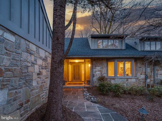 Exterior, Facade, Ranch