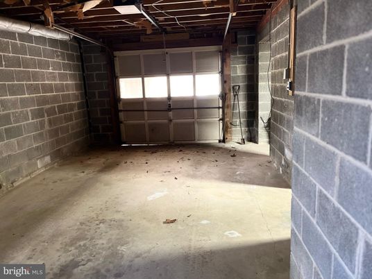 Garage, Interior, Wooden Beams