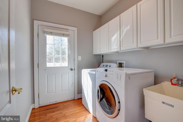 Interior, Washer, Wood Texture Flooring