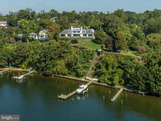 Exterior, Lake