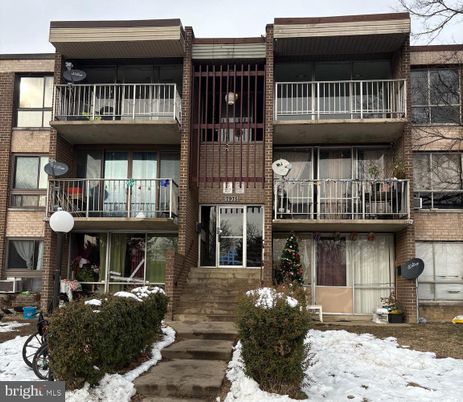 Exterior, Facade, Brick Facade, Rowhouse