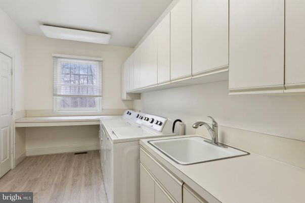 Interior, Washer, Wood Texture Flooring