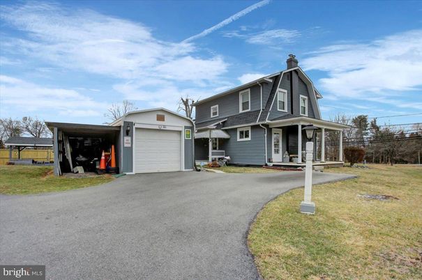Attached, Backyard, Exterior, Facade, Queen Anne Victorian