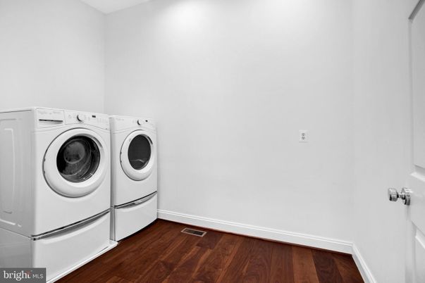 Interior, Washer, Wood Texture Flooring