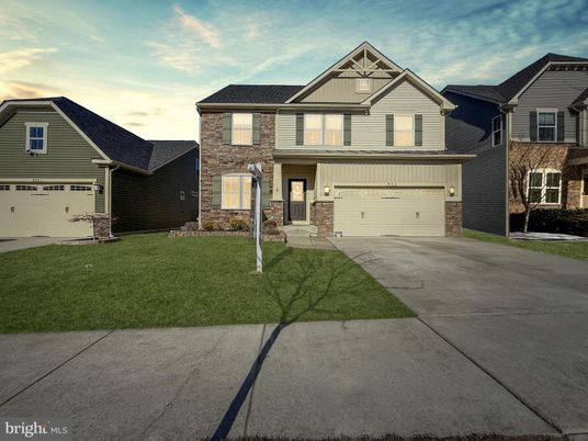 Attached, Exterior, Facade, Farmhouse