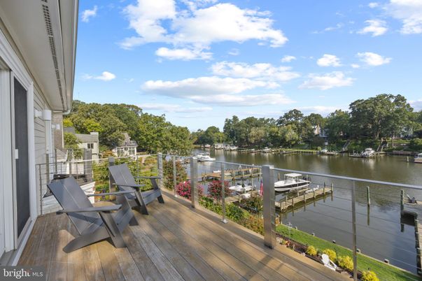 Exterior, Lake