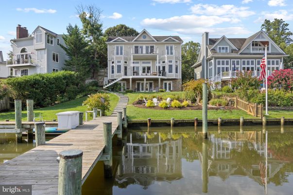 Exterior, Lake