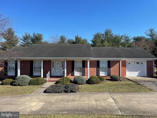 Attached, Exterior, Facade, Brick Facade, Ranch