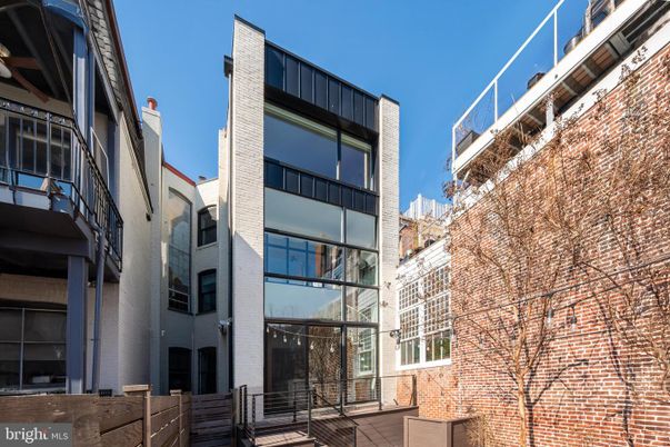 Exterior, Facade, Rowhouse