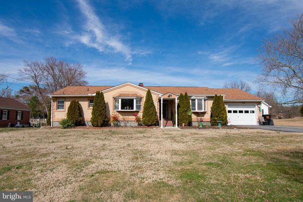Attached, Exterior, Facade, Ranch
